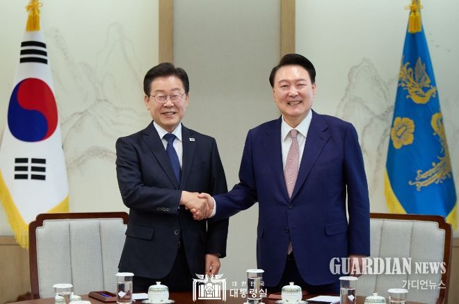 4월 29일 윤석열 대통령은 용산 대통령실에서 이재명 민주당 대표와 회담을 가졌다.