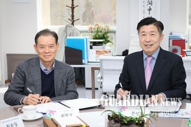 업무협약 체결(왼쪽 최항도 서울신용보증재단 이사장 / 오른쪽 전성수 서초구청장)