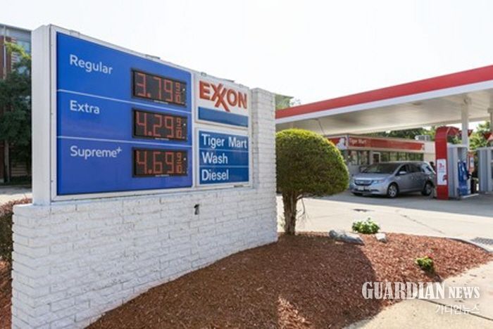 지난해 8월 14일 미국 버지니아주 알링턴의 한 주유소. (사진/신화통신)