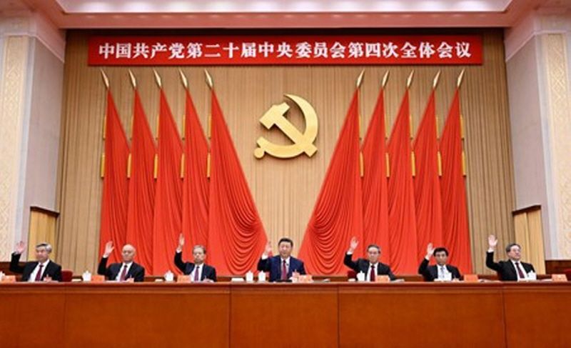 시진핑, 리창(李强), 자오러지(趙樂際), 왕후닝(王滬寧), 차이치(蔡奇), 딩쉐샹(丁薛祥), 리시(李希) 등이 주석대에 착석했다. (사진/신화통신)