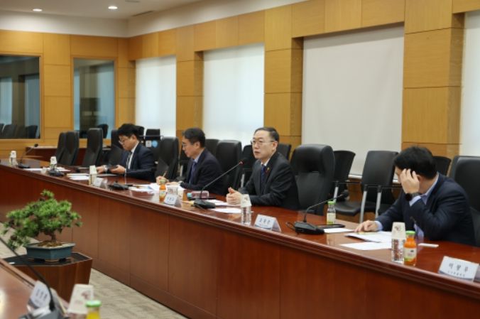 이명구 관세청장(오른쪽에서 두번째)이 9일 서울세관에서 열린 관세청 수사발전 자문위원회 출범식에서 발언하고 있다.