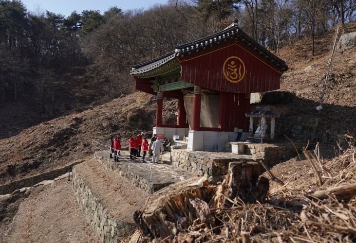 김인호 산림청장(오른쪽에서 네번째)이 30일 경상북도 영주시 흑석사 등 문화재 시설 및 생활권 주변지역을 대상으로 산불예방을 위한 이격공간 조성 사업지를 점검하고 있다.