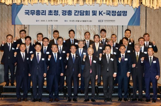 김민석 국무총리가 26일 종로구 포시즌스 호텔에서 열린 한국경영자총협회 오찬 간담회 및 K-국정설명회에서 강연을 하고 있다.